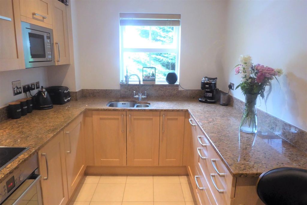 Additional image 8 of 2 bed flat for saleTudor Court, London Road, Windlesham GU20