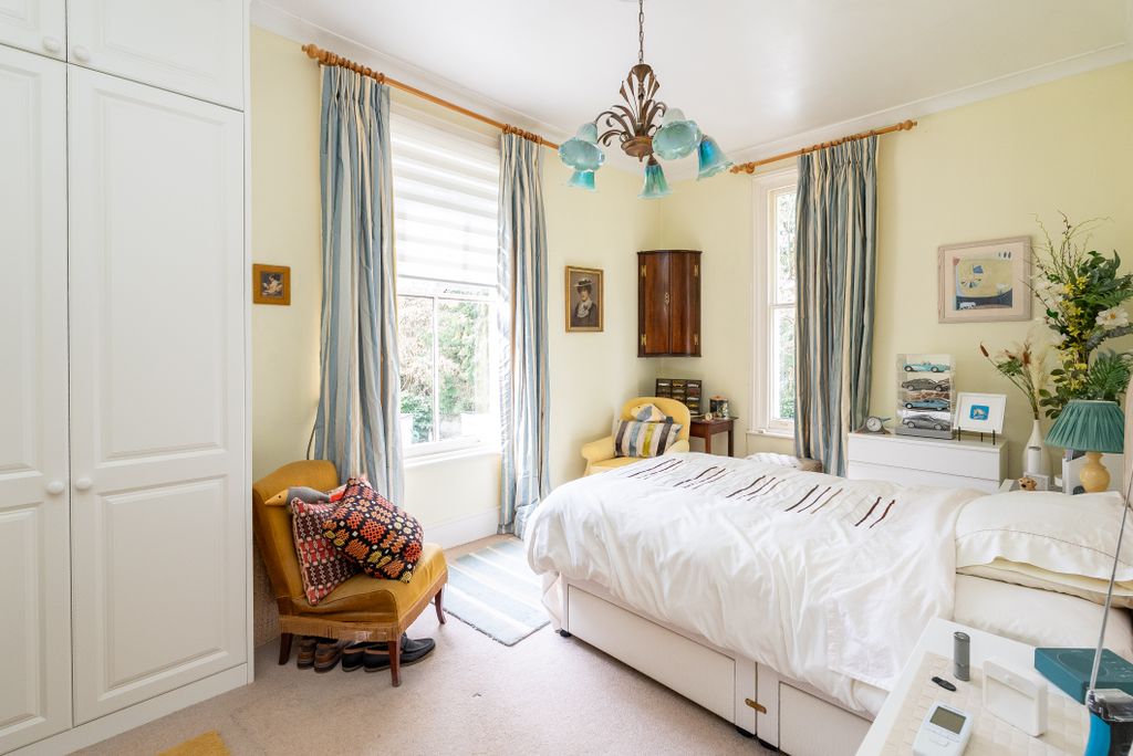 2 bed flat for salePixham Lane, Pixham RH4 photo 5