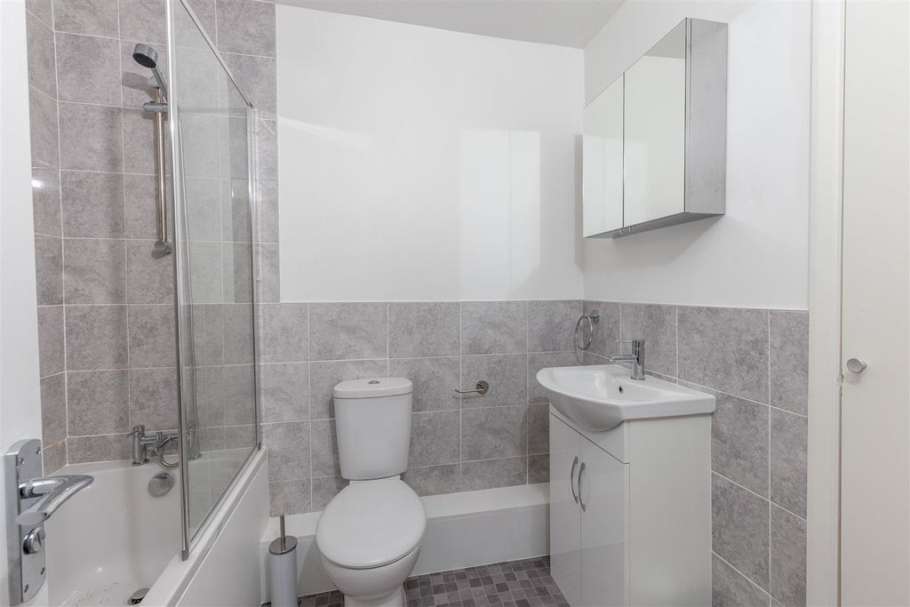 Additional image 6 of 2 bed flat for saleChiltern Park Avenue, Berkhamsted HP4