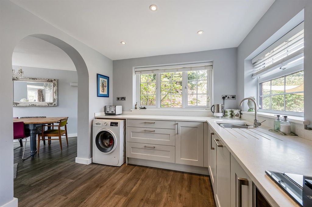 3 bed detached house for saleManor Close, Abbotts Ann, Andover SP11 photo 4