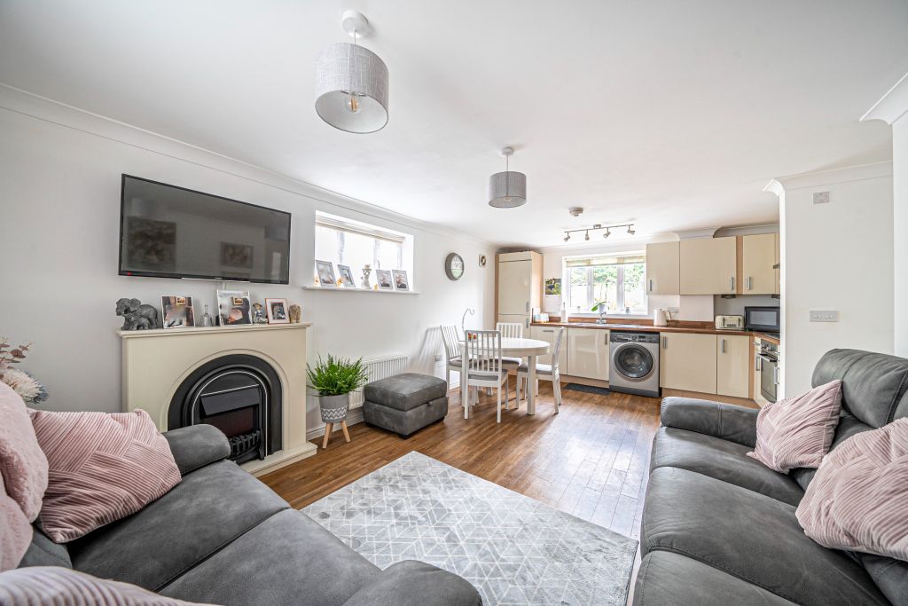 2 bed maisonette for salePicket Twenty Way, Andover SP11 photo 4