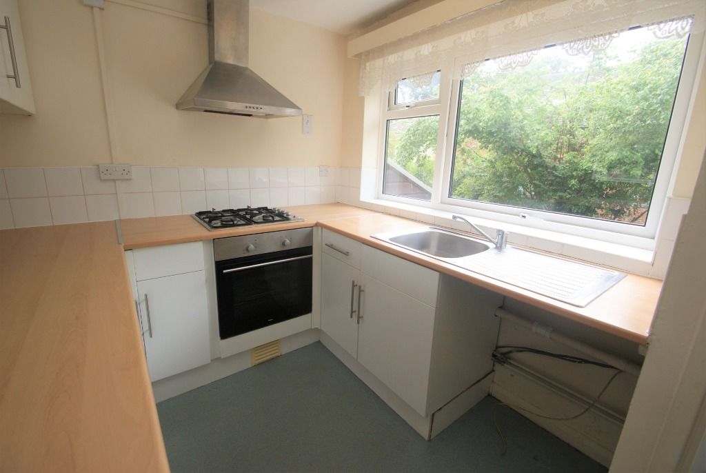 2 bed flat for saleThe Elms, Andover SP10 photo 2