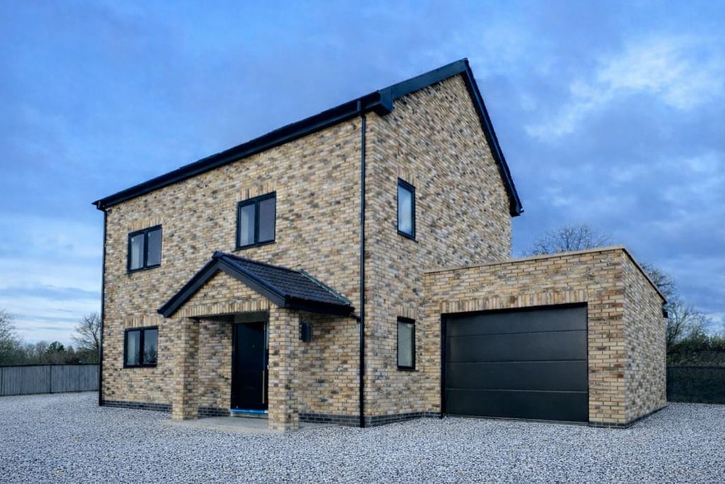 4 bed detached house for saleGreen Oak Close, Laindon SS15