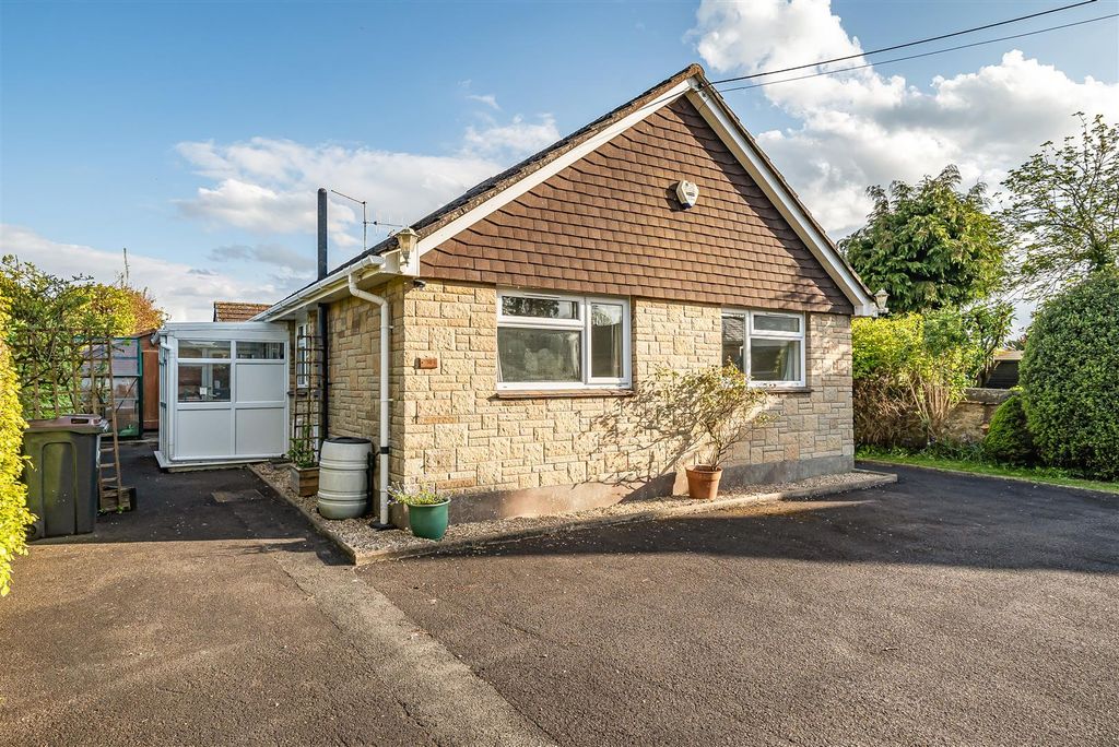 3 bed detached bungalow for saleNorth Street, Beaminster DT8