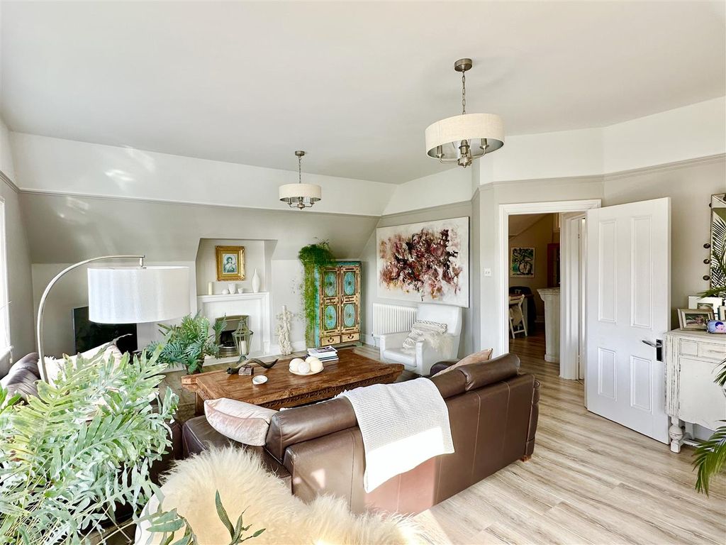 3 bed flat for saleCantelupe Road, Bexhill-On-Sea TN40