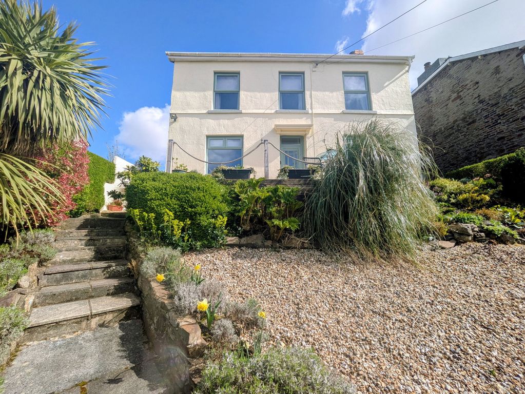 3 bed detached house for saleHeol Y Garn, Garnswllt, Swansea SA18