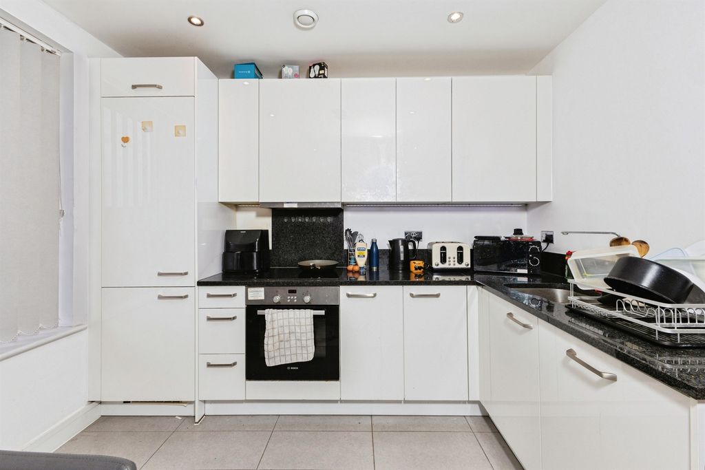 Additional image 2 of 2 bed flat for saleBedwyn Mews, Reading RG2