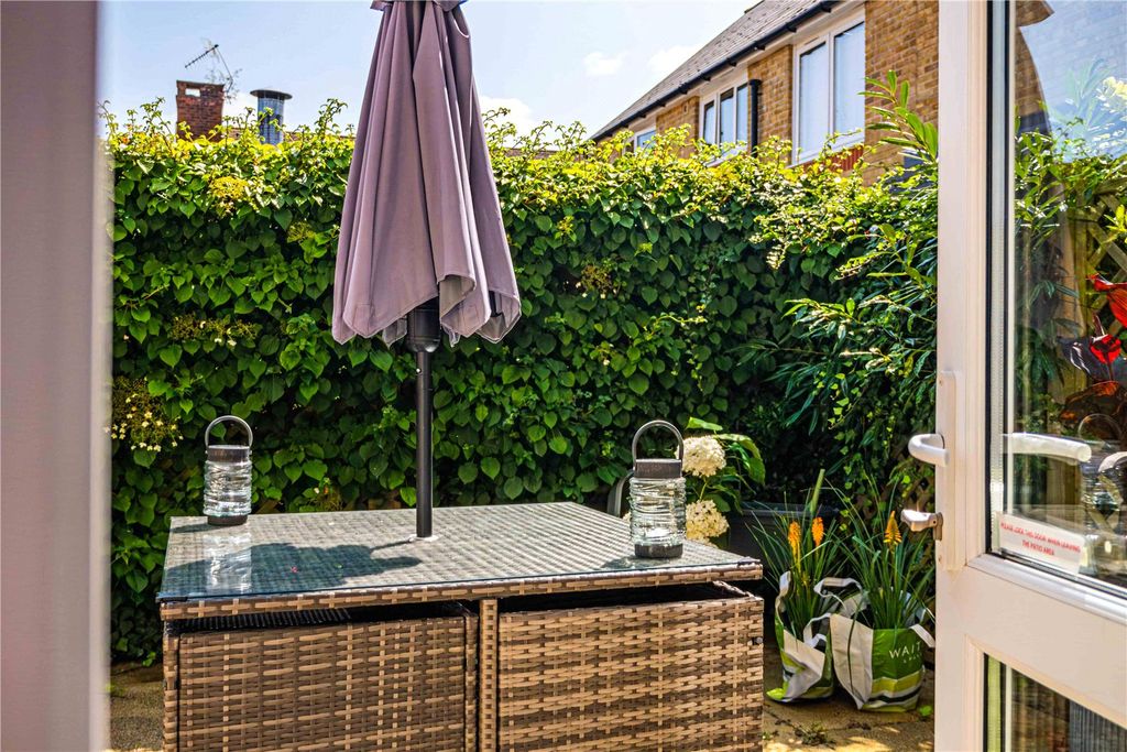 Additional image 4 of 2 bed flat for saleHigh Street, Berkhamsted, Hertfordshire HP4