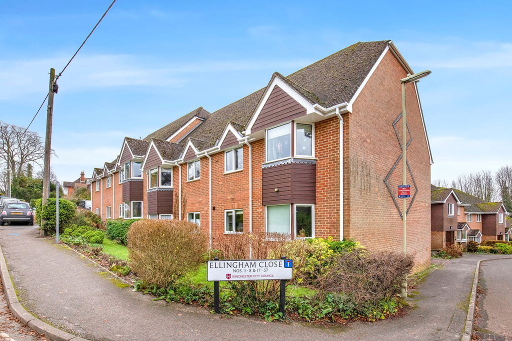 2 bed flat for saleEllingham Close, Alresford SO24