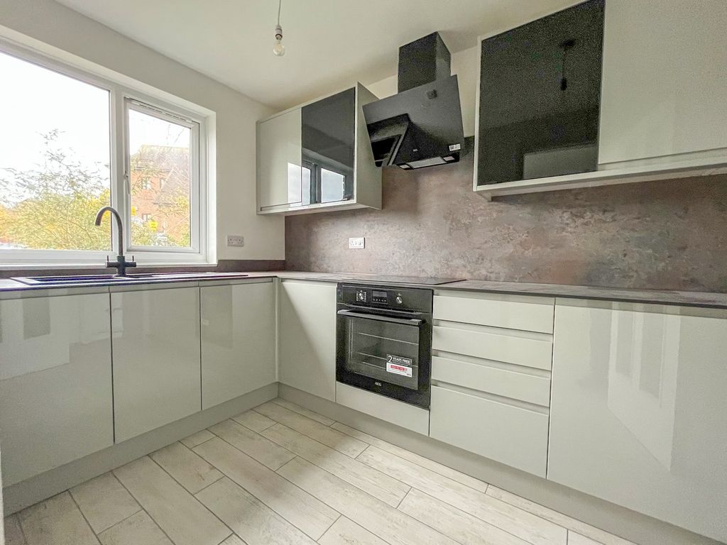 2 bed flat for saleWoodhams Close, Battle TN33 photo 2
