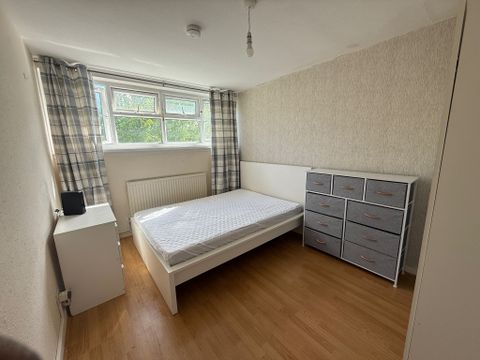 Haddon Court, Trinity Way, Acton W3, Room to rent