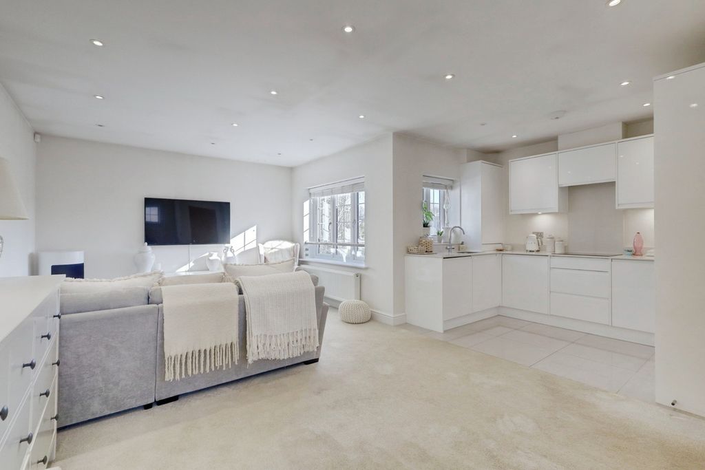 1 bed flat for saleHigh Road, Benfleet SS7 photo 2