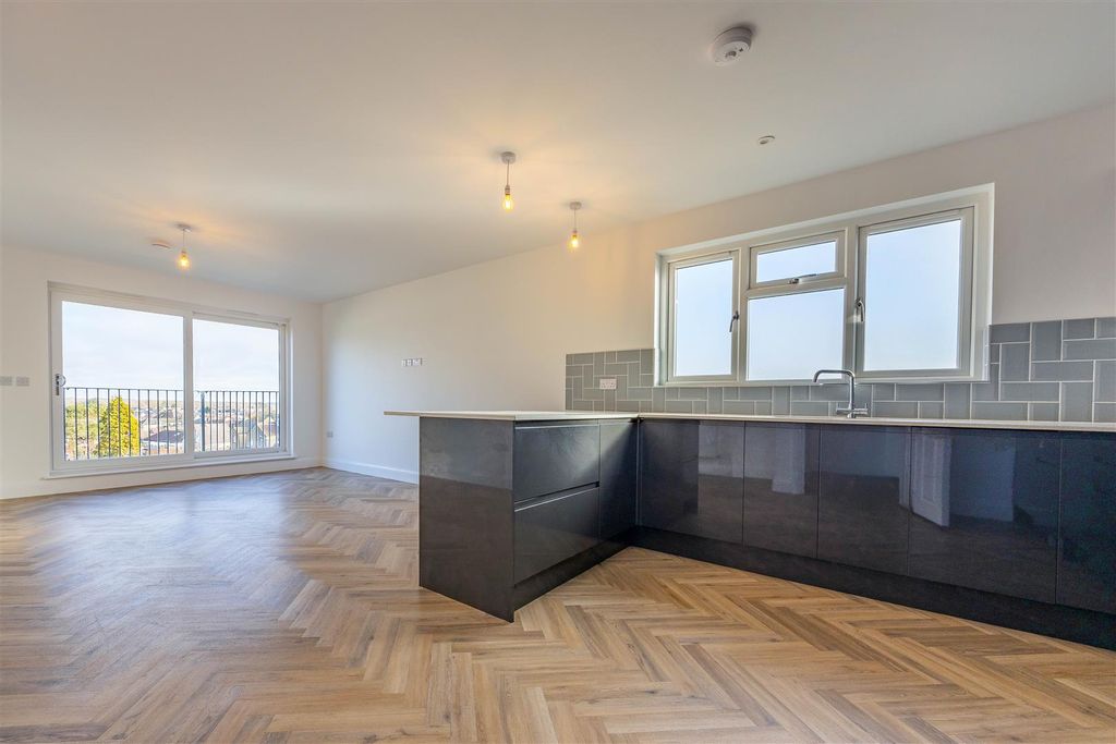 Additional image 6 of 2 bed flat for saleLondon Road, Hadleigh, Benfleet SS7