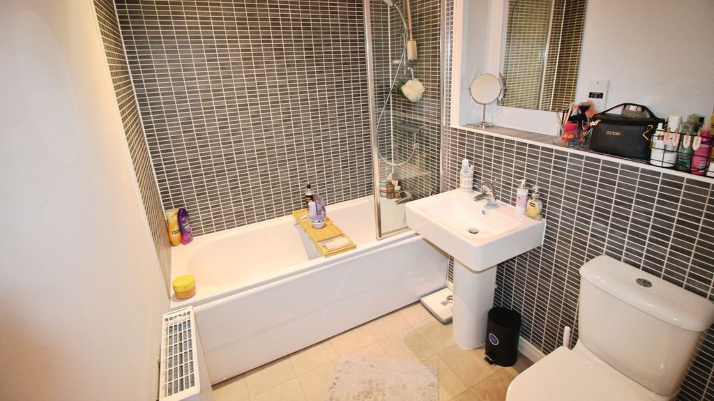 Additional image 4 of 2 bed flat for salePeterson Drive, Grimsby DN36