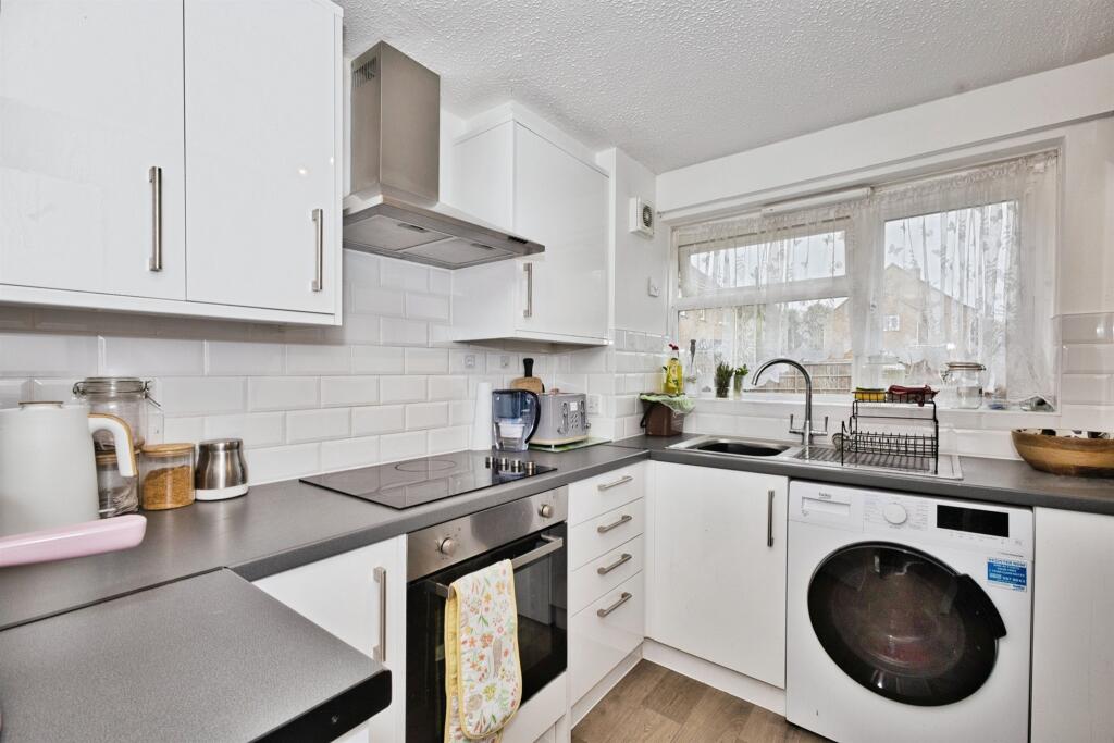 Taranto Hill, Ilchester, YEOVIL photo 2