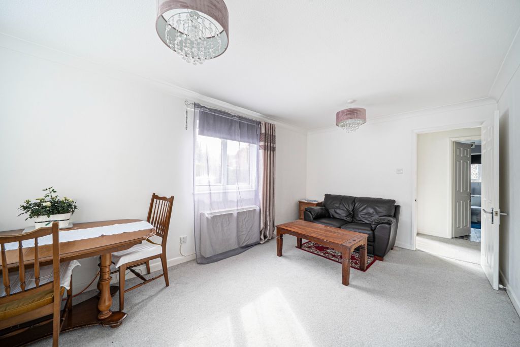 2 bed flat for saleThe Laurels, Andover SP10 photo 5