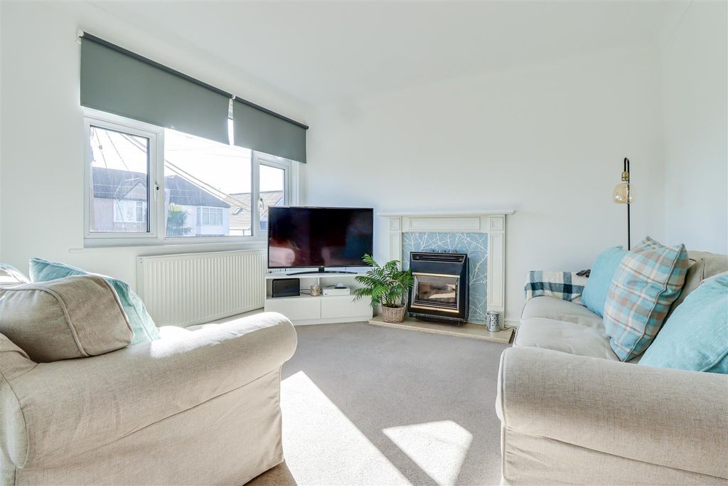 Additional image 7 of 2 bed flat for saleWoodfield Road, Hadleigh SS7