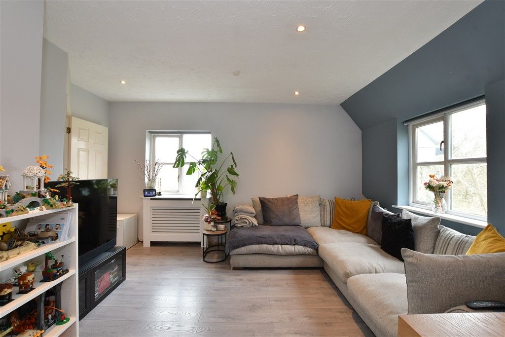 2 bed flat for saleBramble Tye, Laindon, Basildon, Essex SS15 photo 3