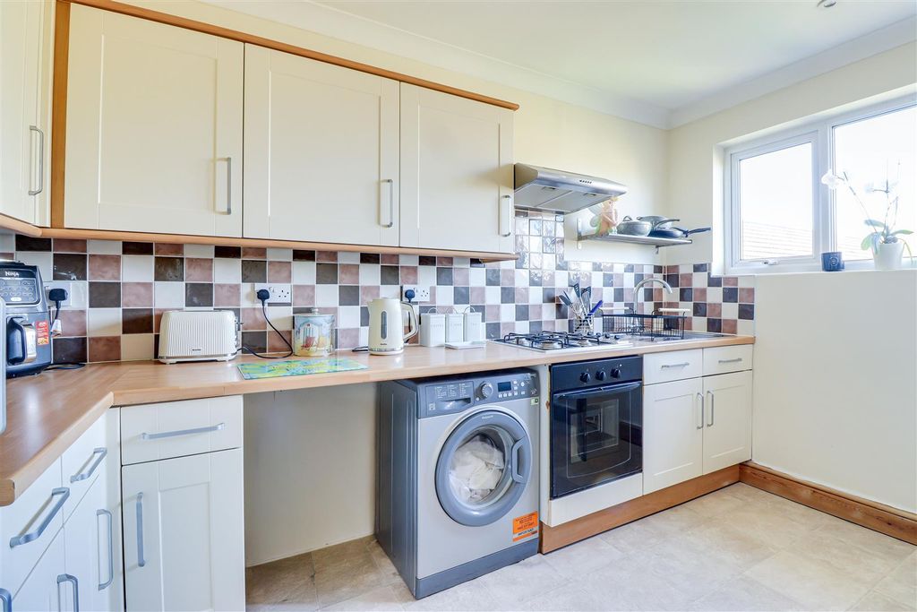 Additional image 4 of 2 bed flat for saleWoodfield Road, Hadleigh SS7