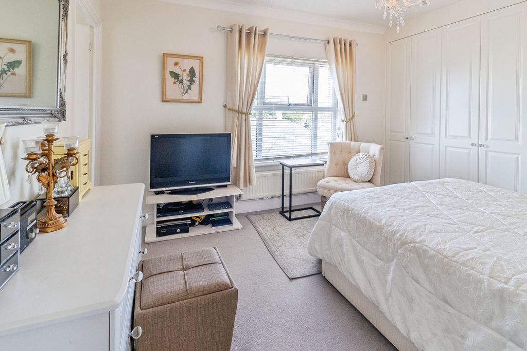 Additional image 3 of 5 bed detached house for saleGoldcrest, Aylesbury HP19