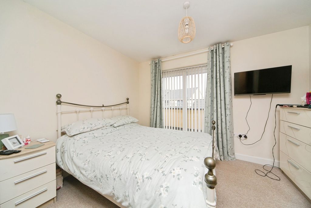 1 bed flat for saleY Bae, Bangor, Gwynedd LL57 photo 4