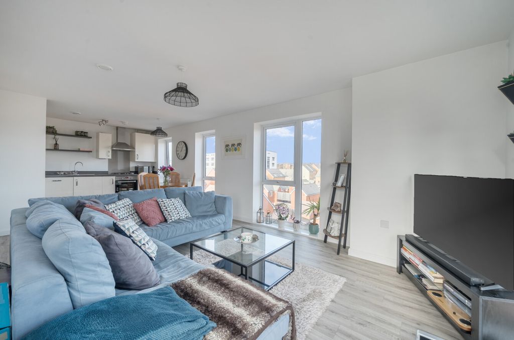 2 bed flat for saleStrong Drive, Basingstoke, Hampshire RG21 photo 5