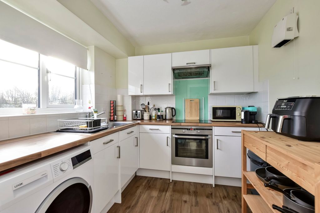 Additional image 3 of 2 bed flat for saleHarlech Road, Abbots Langley WD5