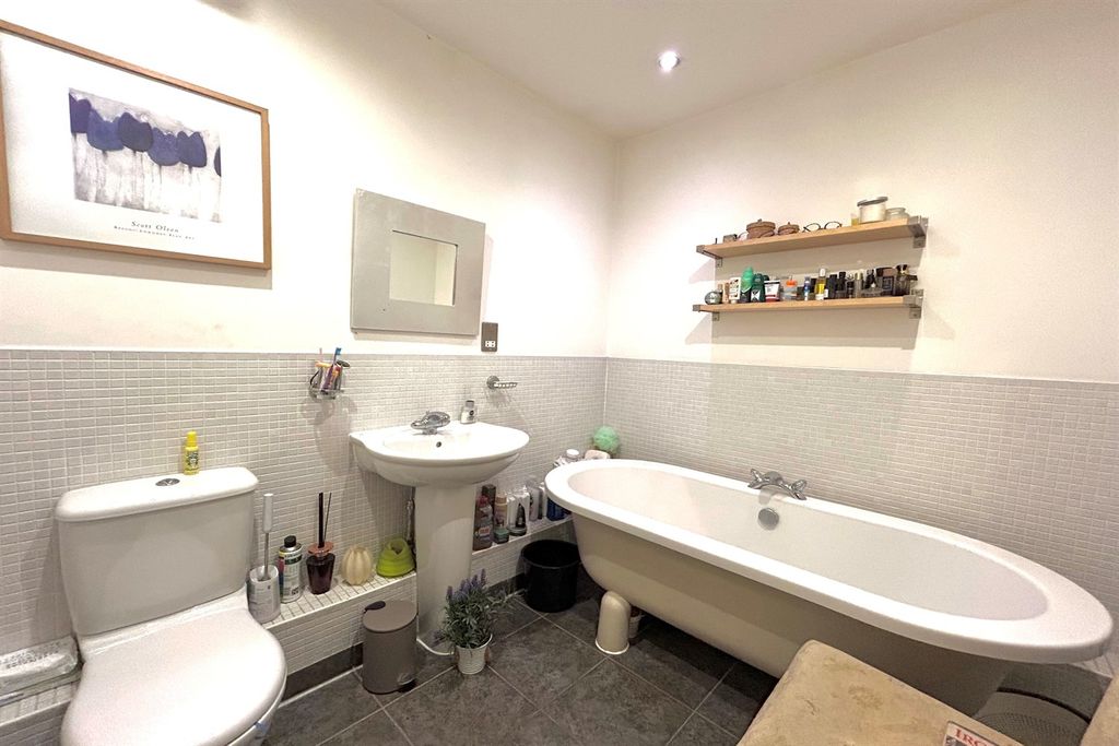 Additional image 9 of 2 bed flat for saleRoyles Square, South Street, Alderley Edge SK9