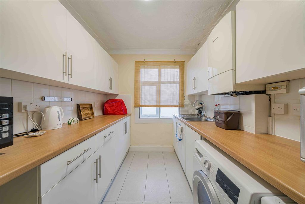 2 bed flat for saleWoodside Lane, Bexley DA5 photo 2