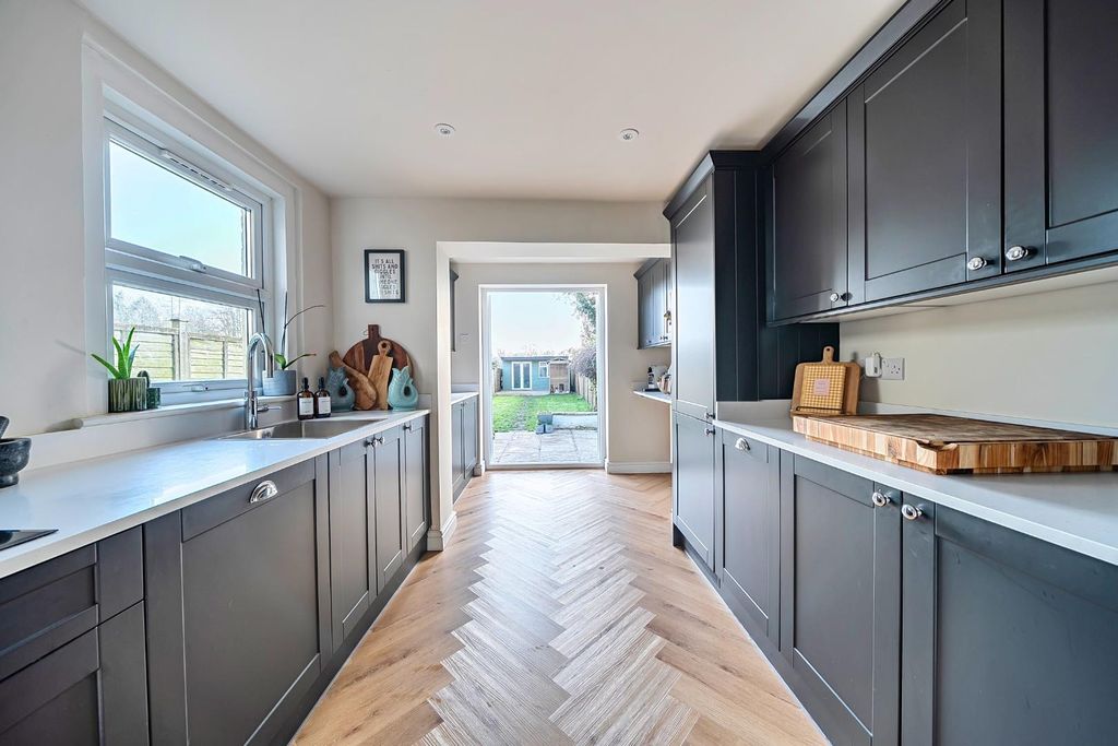 3 bed terraced house for saleNew Brookend, Berkeley, Gloucestershire GL13 photo 2