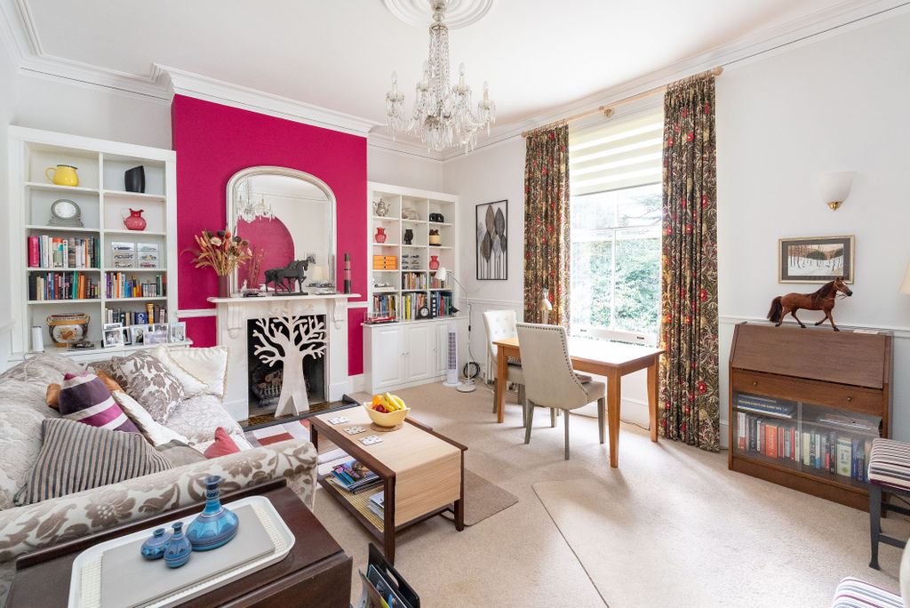 2 bed flat for salePixham Lane, Pixham RH4 photo 3