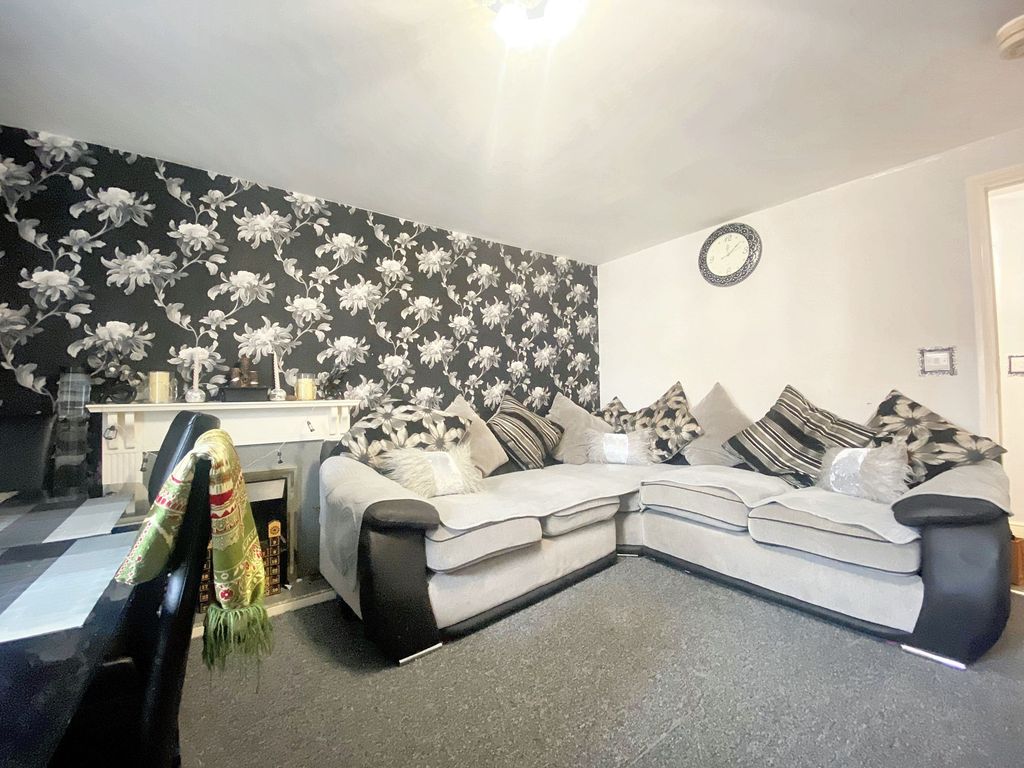 2 bed flat for saleTowpath Close, Longford CV6 photo 4