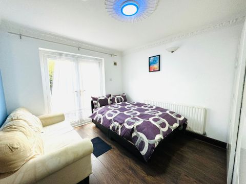 Bartlett Close, London E14, Room to rent