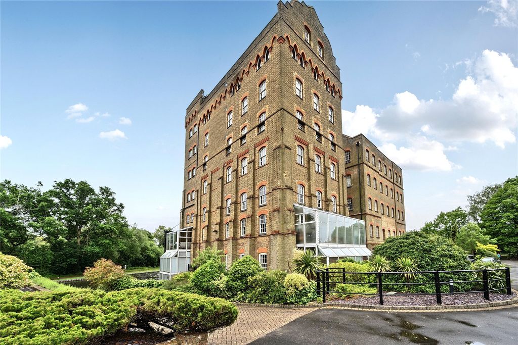 2 bed flat for saleAddlestone, Surrey KT15 photo 4