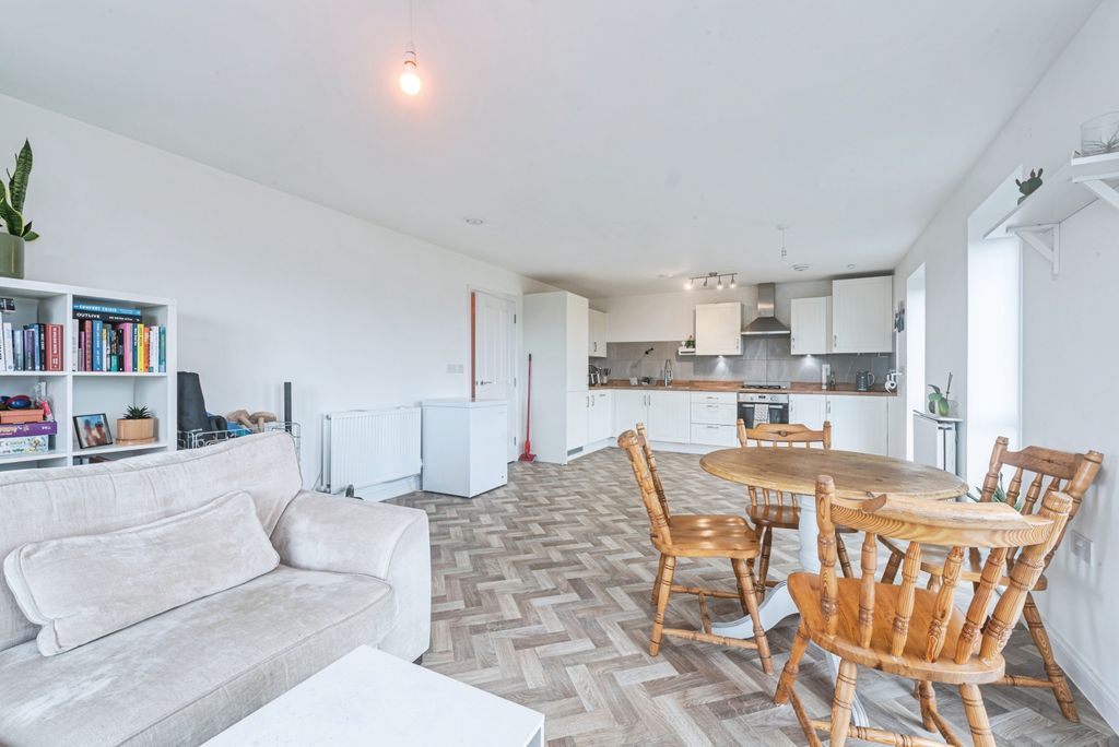 Additional image 7 of 2 bed flat for sale1 Strong Drive, Basingstoke RG21