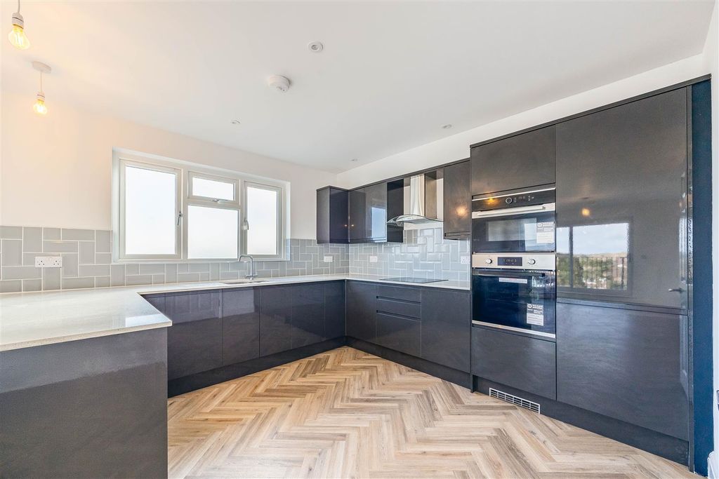Additional image 5 of 2 bed flat for saleLondon Road, Hadleigh, Benfleet SS7