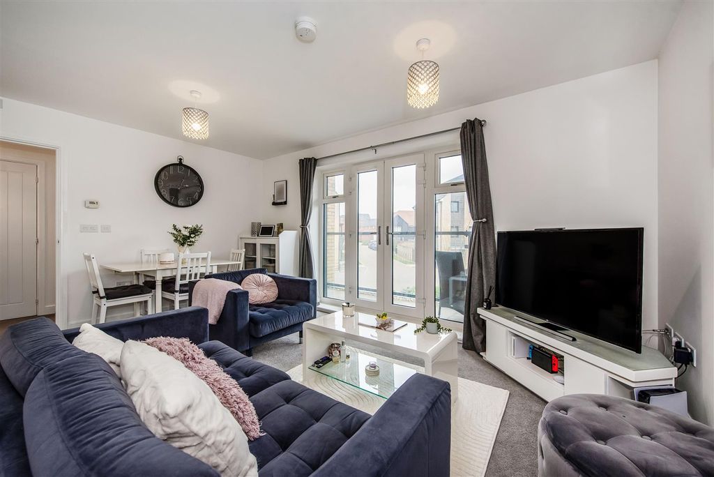 2 bed flat for saleCashmere Drive, Andover SP11 photo 2