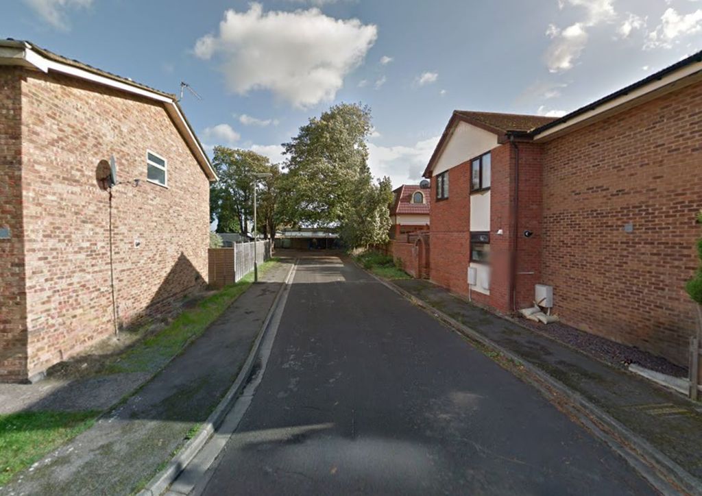 Land for saleLand /Plot Access @ Clyve Way, Staines-Upon-Thames, Middlesex TW18 photo 2