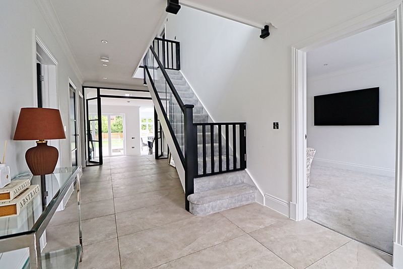 4 bed detached house for saleThundersley Park Road, South Benfleet SS7 photo 2