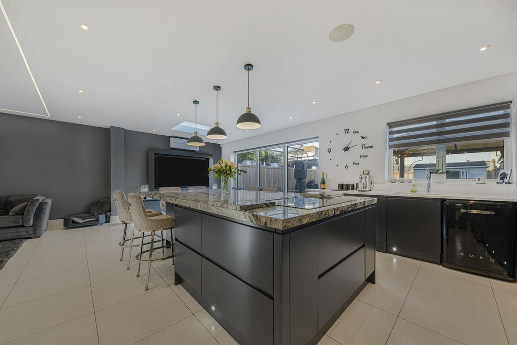 Additional image 37 of 4 bed semi-detached house for saleEdwin Close, Bexleyheath DA7