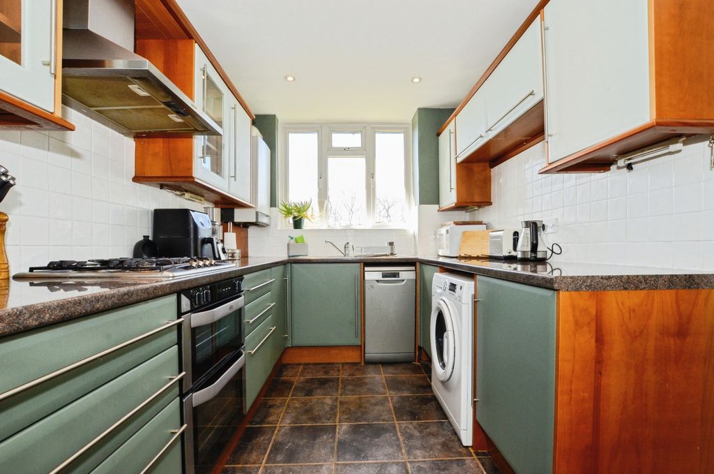 Additional image 4 of 2 bed flat for saleShirley Road, Abbots Langley WD5