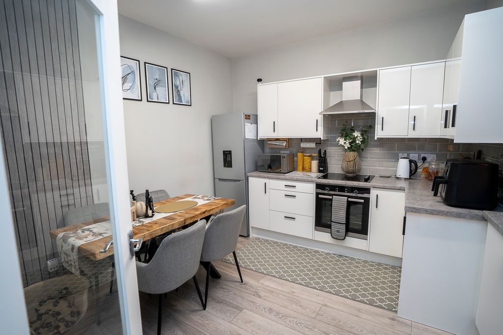 Additional image 5 of 3 bed flat for saleHigh Street, Llangefni LL77