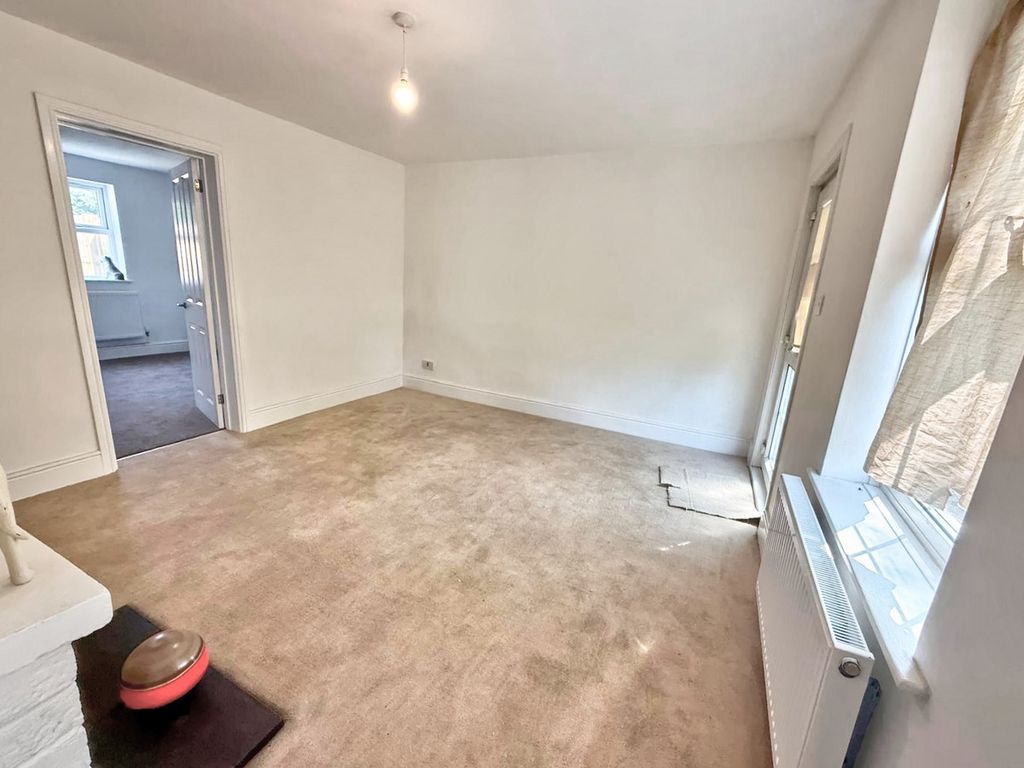 4 bed terraced house for saleManchester Square, Barton-Upon-Humber DN19 photo 4