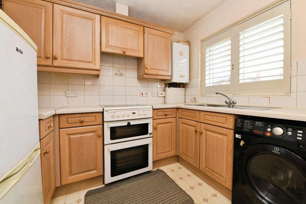 2 bed maisonette for saleNottingham Way, Basildon, Essex SS16 photo 3