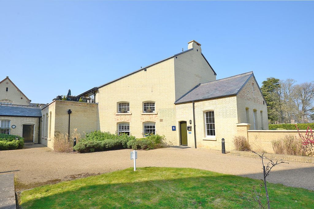 2 bed flat for salePryor Wing, Kingsley Avenue, Fairfield SG5