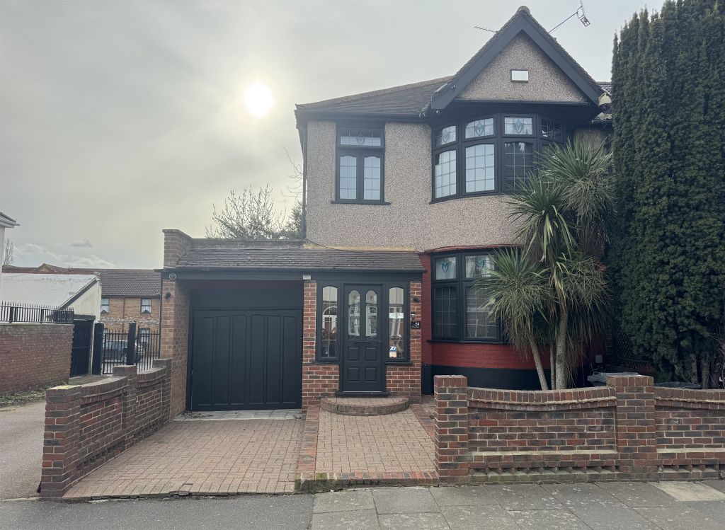 3 bed end terrace house for saleBrixham Gardens, Ilford IG3