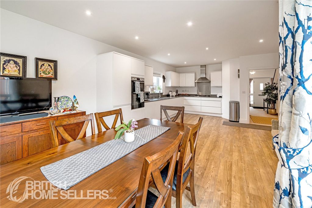 4 bed detached house for saleSawdy Drive, Aston Clinton, Aylesbury, Buckinghamshire HP22 photo 4