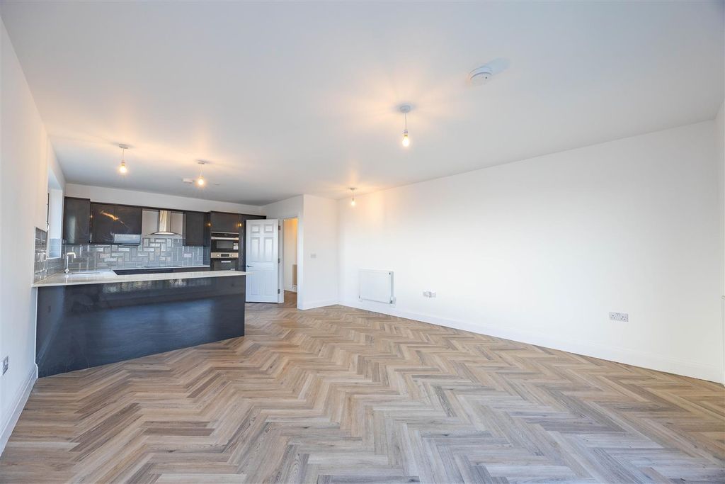 Additional image 8 of 2 bed flat for saleLondon Road, Hadleigh, Benfleet SS7