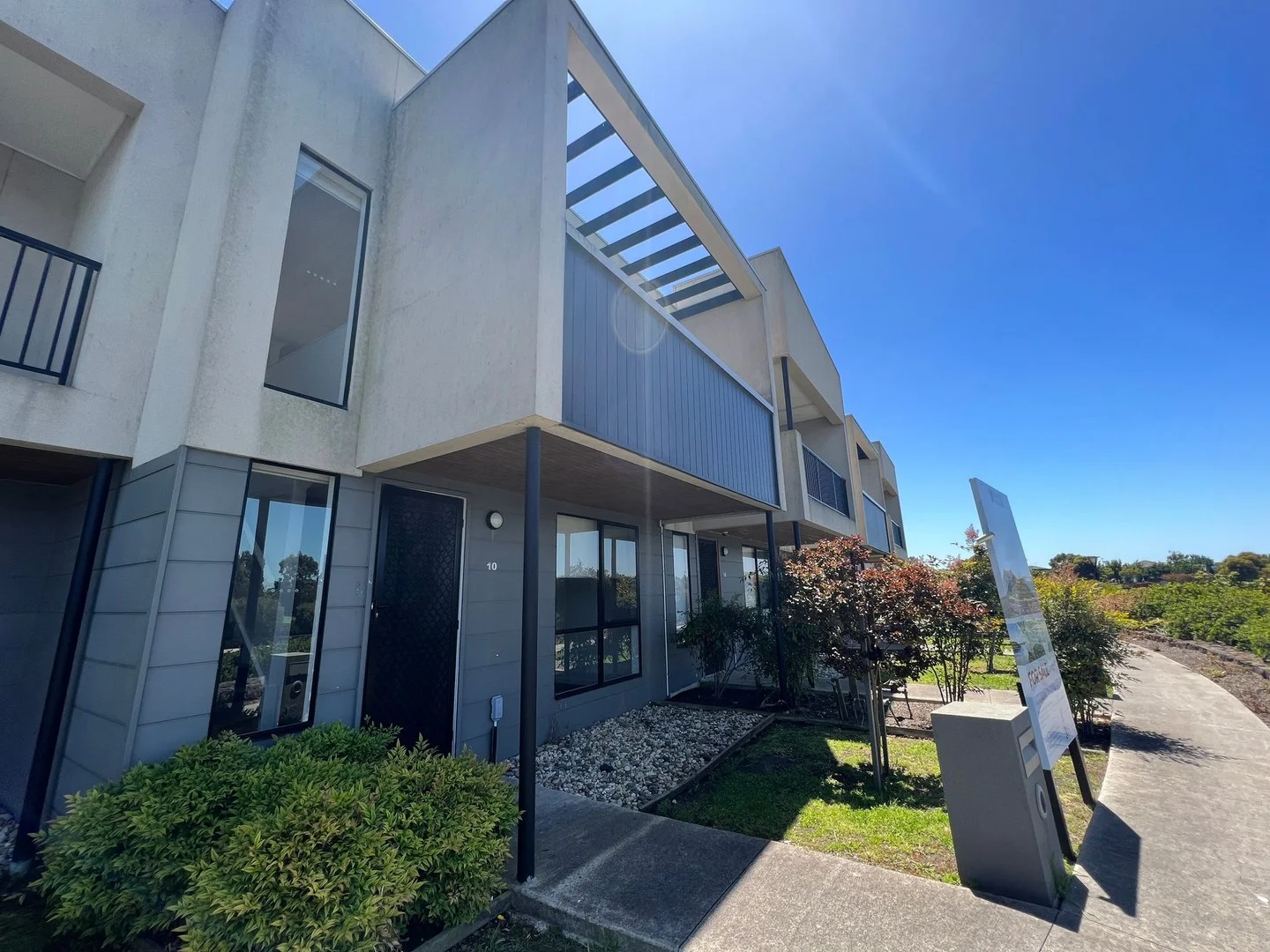 10 Yarramie Cct, Craigieburn VIC 3064