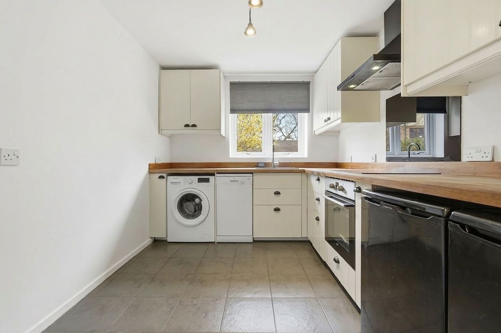 2 bed maisonette for saleCourtney Park Road, Langdon Hills SS16 photo 3